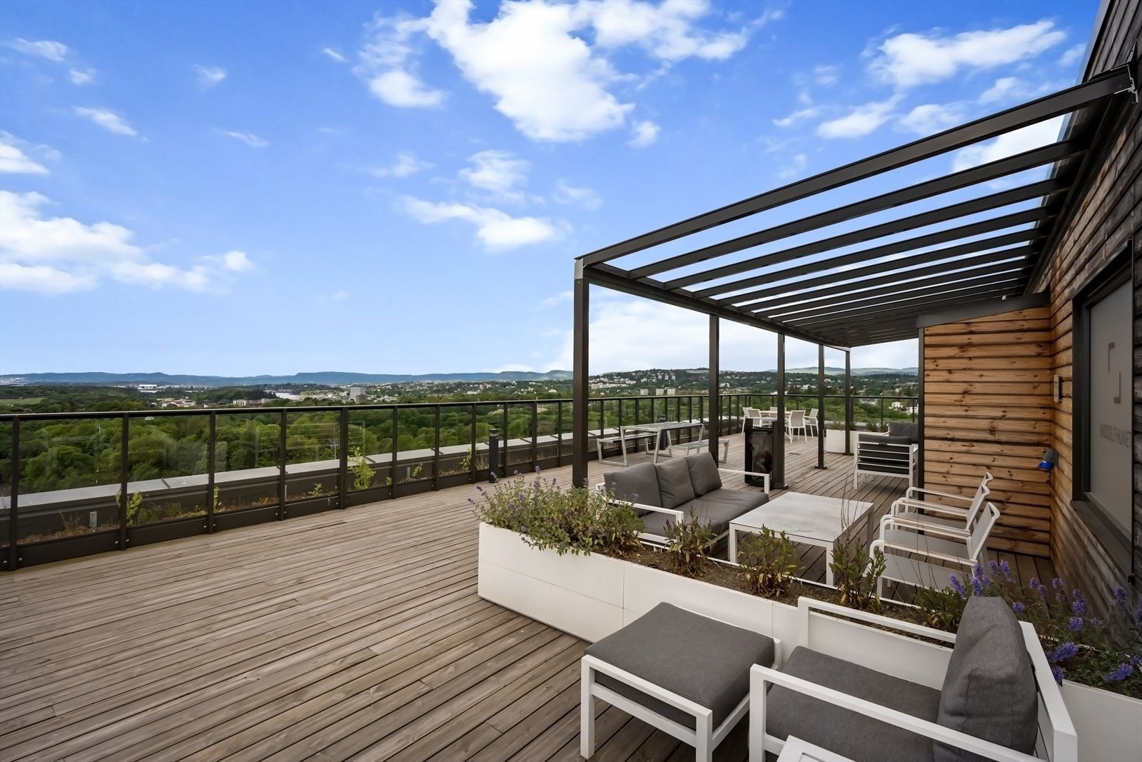 Her er det flere sittegrupper og fin beplantning til glede for sameiets beboere og gjester. Galleribilde