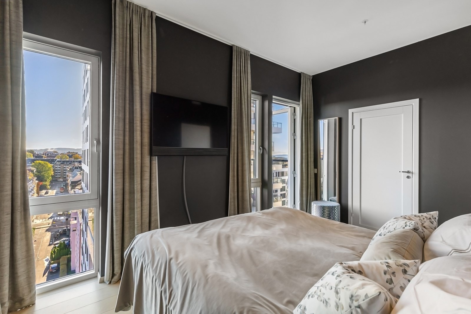 Her er det god plass til dobbeltseng og tilhørende møblement. Galleribilde