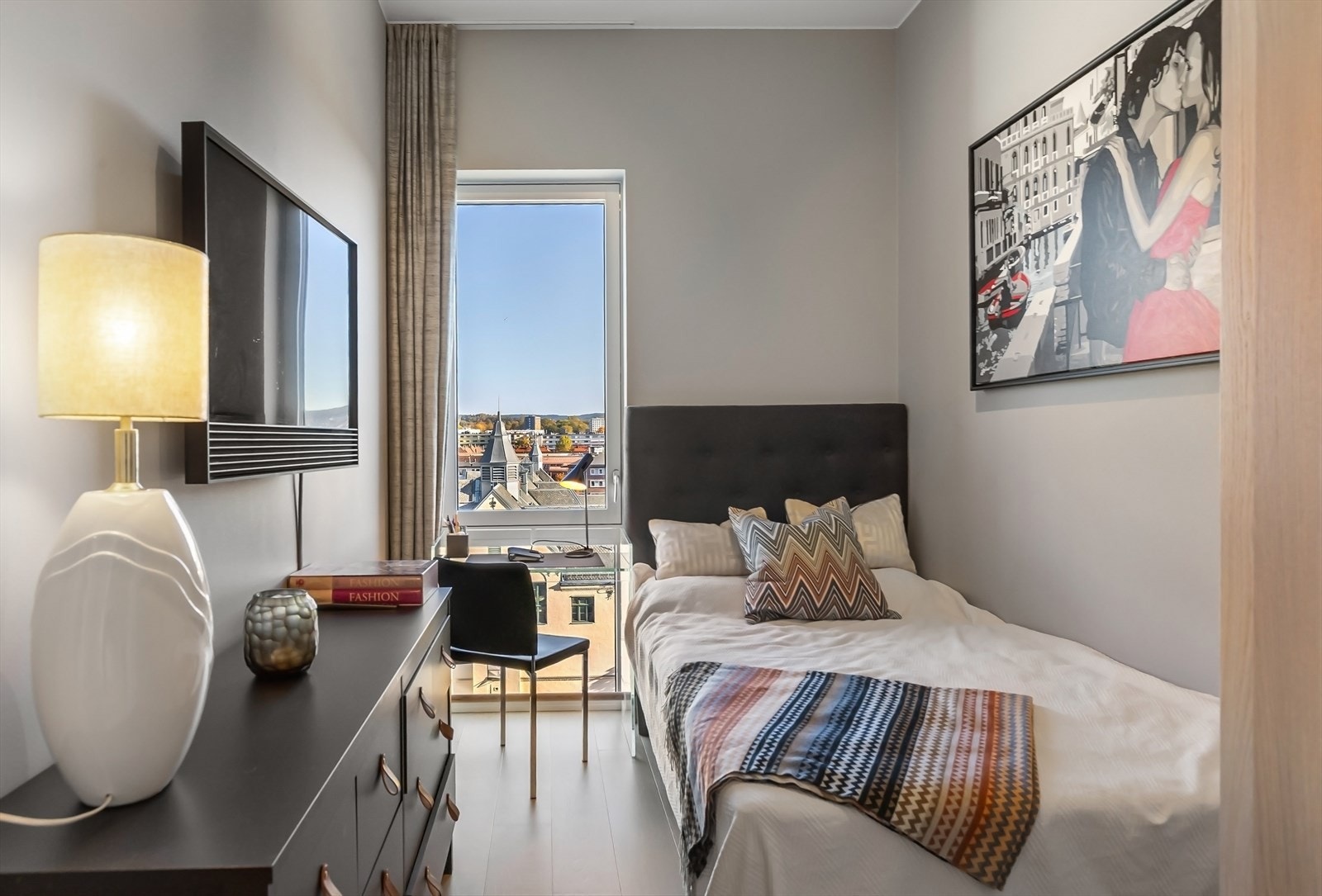 Soverom 2 med plass til seng og tilhørende møblement. Galleribilde