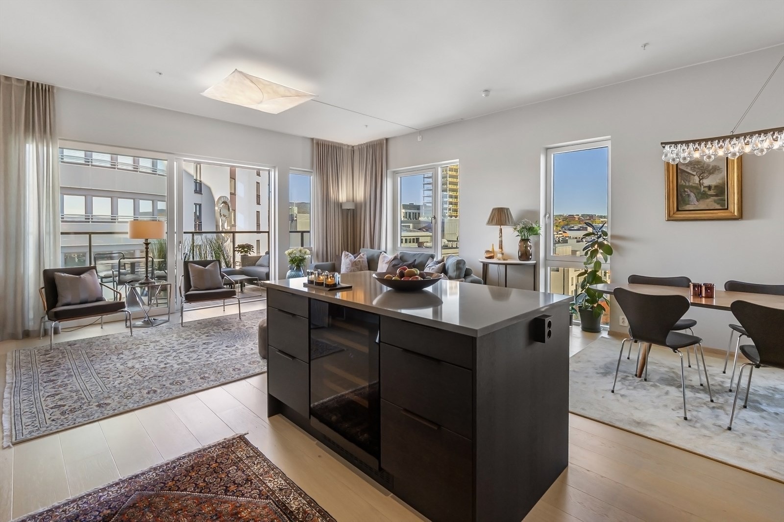 Stue og kjøkken oppleves lyst og luftig, med en åpen løsning, rikelig med vinduer og nesten 3 m takhøyde. Galleribilde