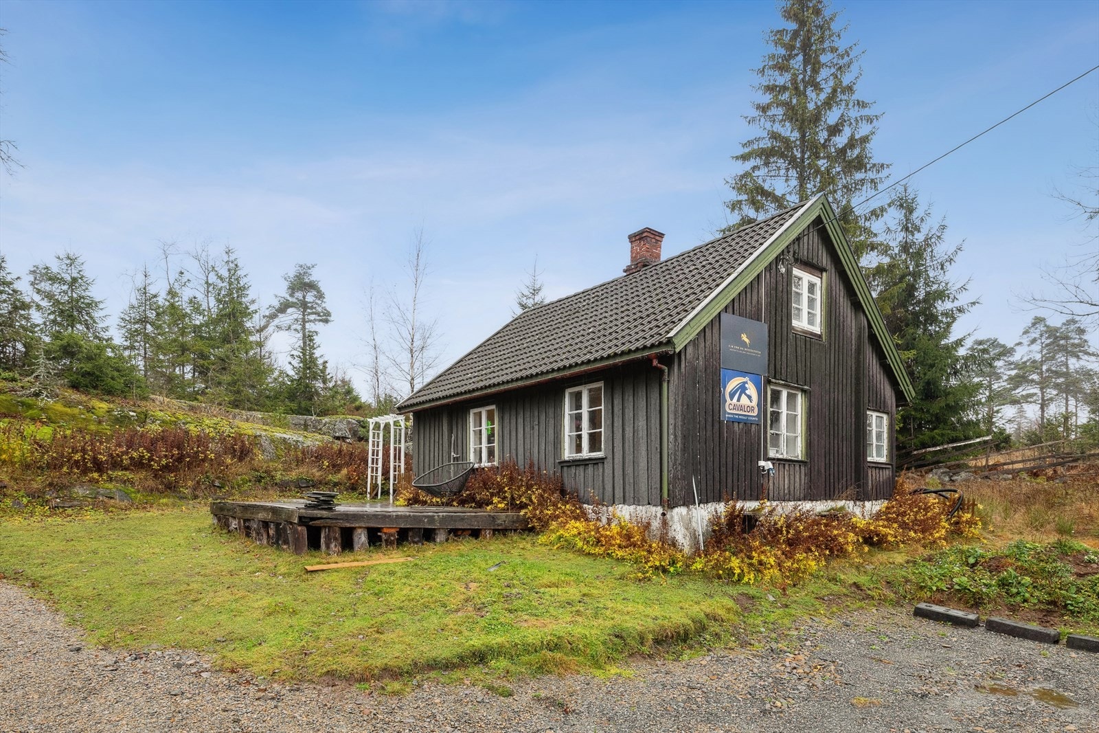 Tverrveien 21 er en sjarmerende og landlig eiendom tilrettelagt for hestehold. Boligen har stort potensiale og en koselig beliggenhet. Galleribilde