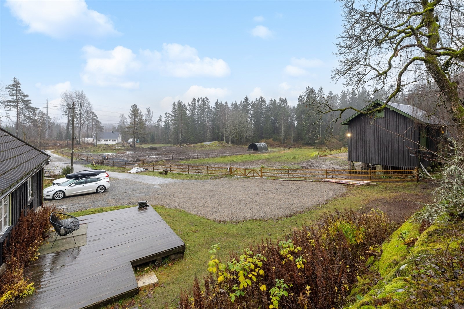 Eiendommen har en tomt på ca. 21 mål, som byr på mange muligheter. Galleribilde