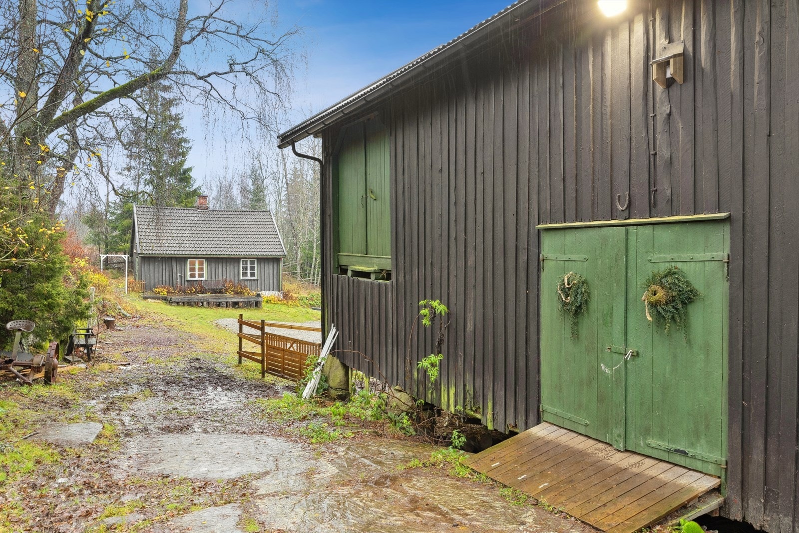 På eiendommen er det flere bygninger, blant annet en lukket stall og åpne hestebokser. Galleribilde