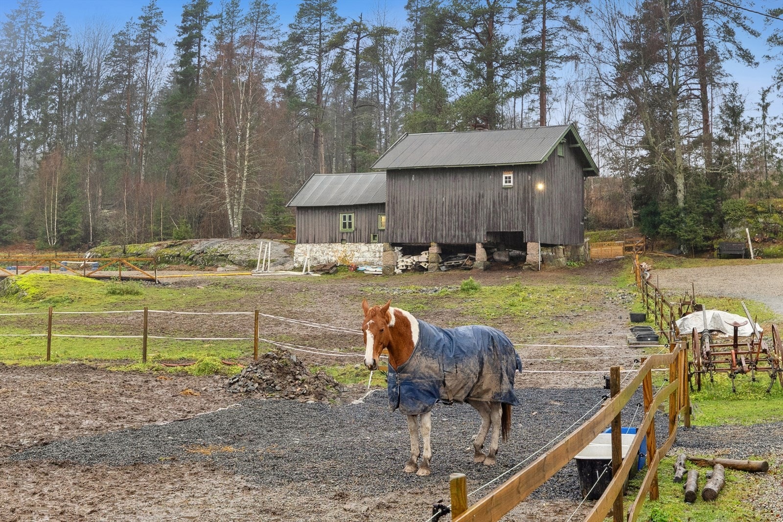Dette er en sjelden mulighet for deg som drømmer om småbruk og ønsker å skape ditt eget landlige paradis med plass til både mennesker og dyr. Galleribilde