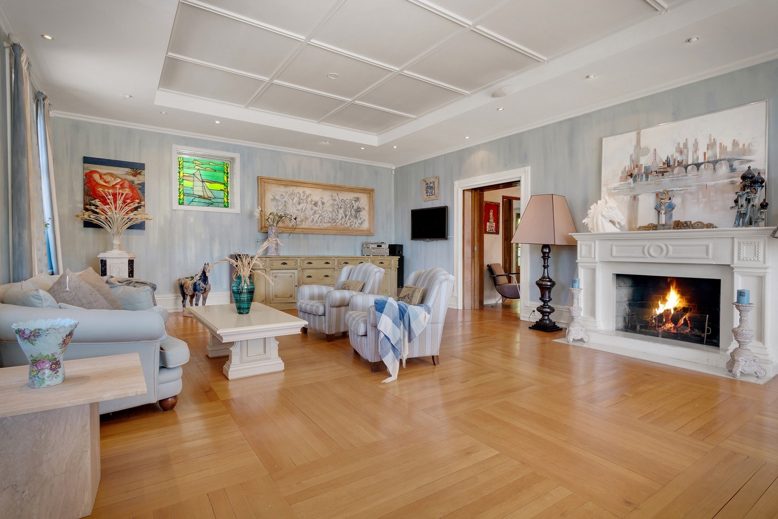 - Den fremstår i dag som en imponerende bolig med klassiske detaljer, sjeldent romslige rom, god takhøyde og en planløsning som gir både prakt og fleksibilitet -