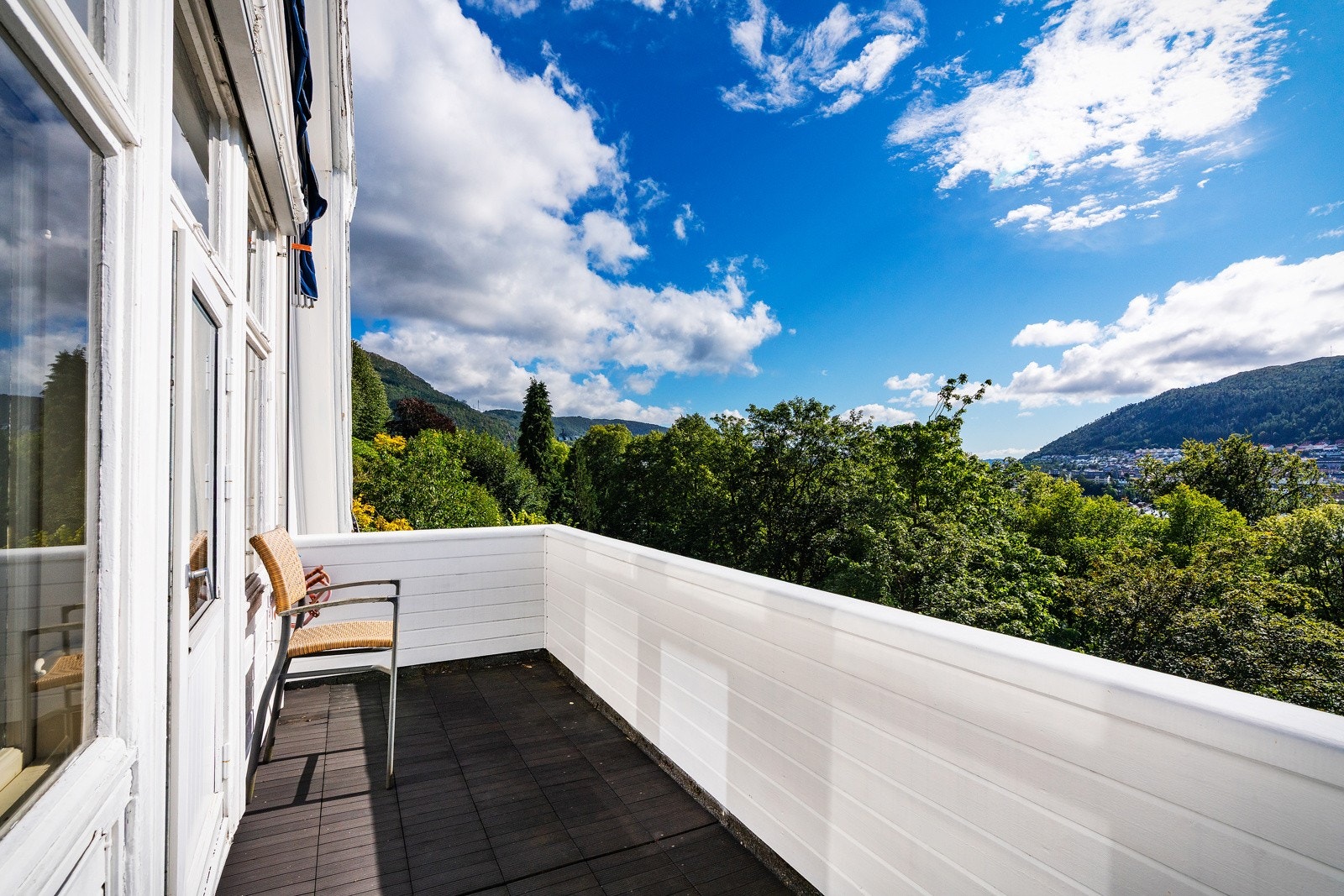 - Fra TV-stuen er det utgang til en balkong på 9 kvm -