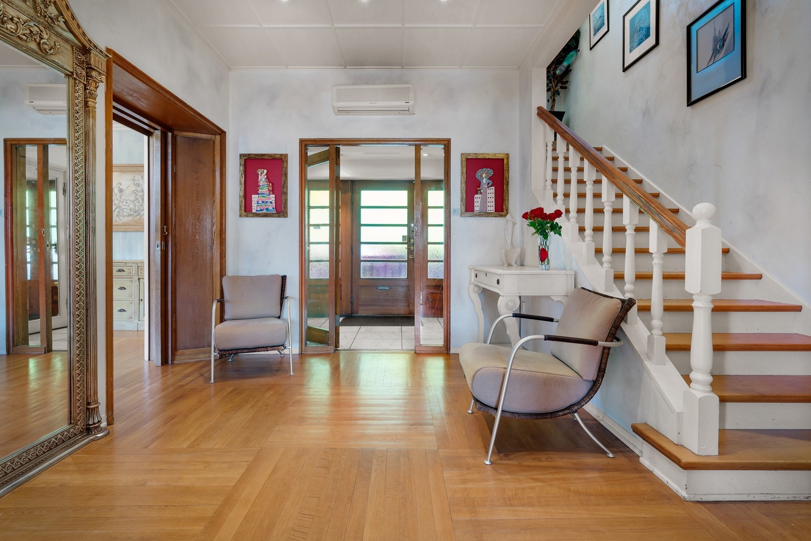 - Det første du møter er en imponerense entré -