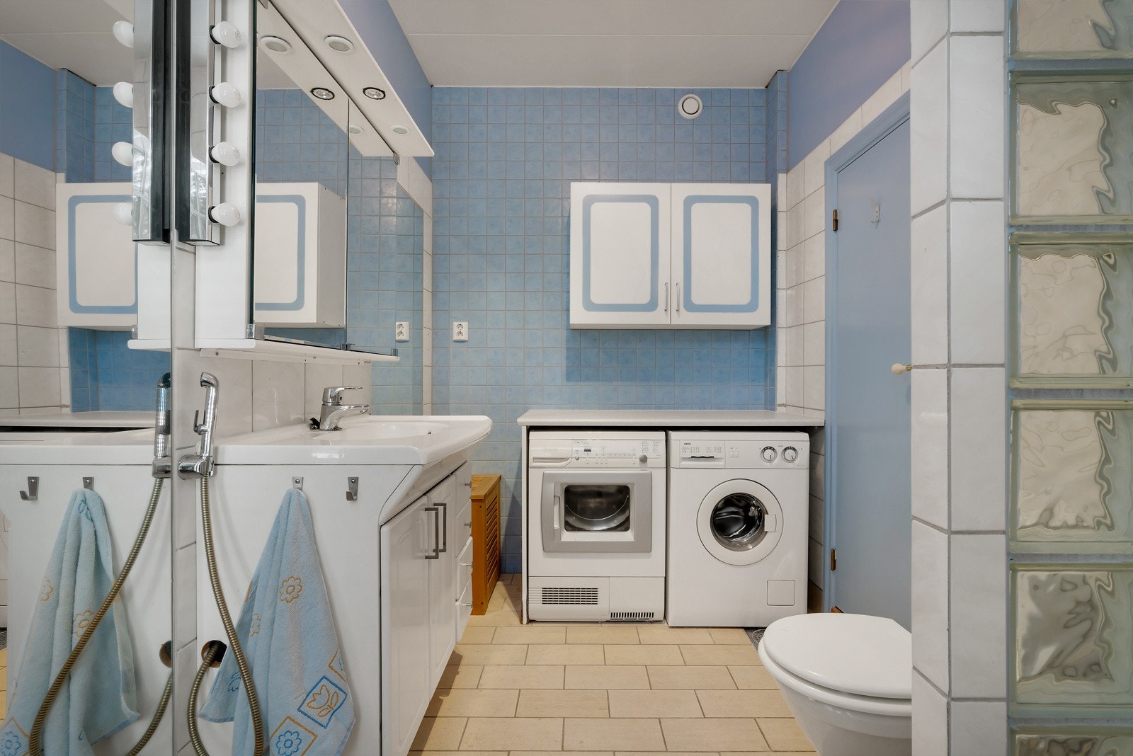 - Det er også utgang til en balkong på 3 kvm -