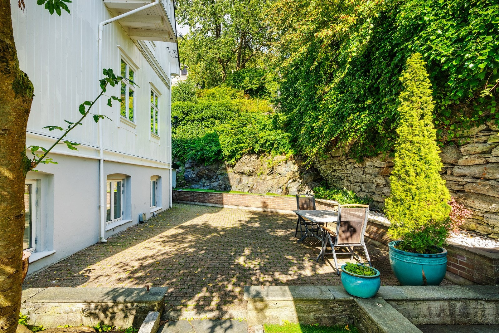 - Den store tomten og flere uteplasser gir både sol og utsikt gjennom hele dagen -