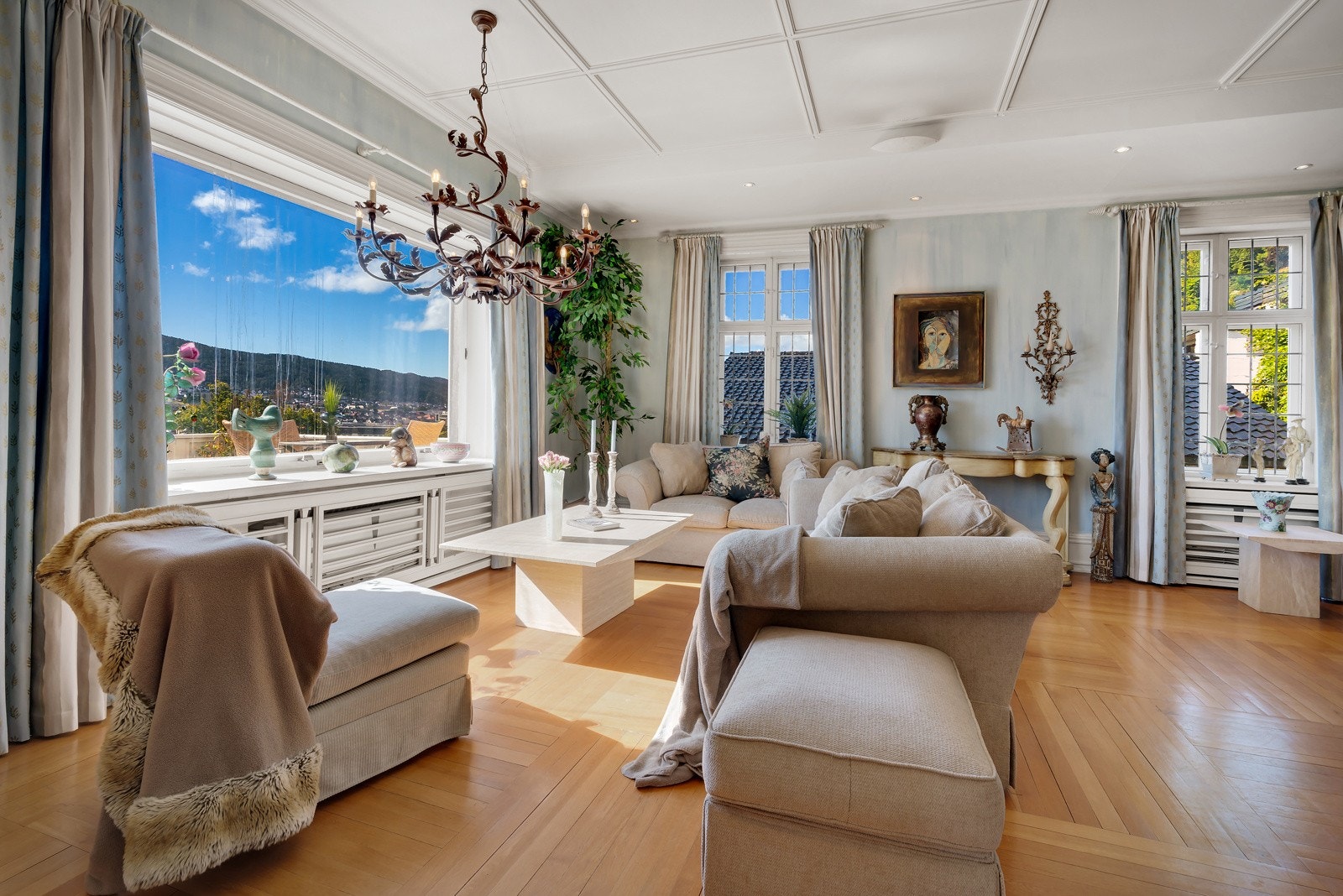 - Beliggenheten byr på panoramautsikt mot Bergen sentrum, Løvstakken, Byfjorden og Askøy -