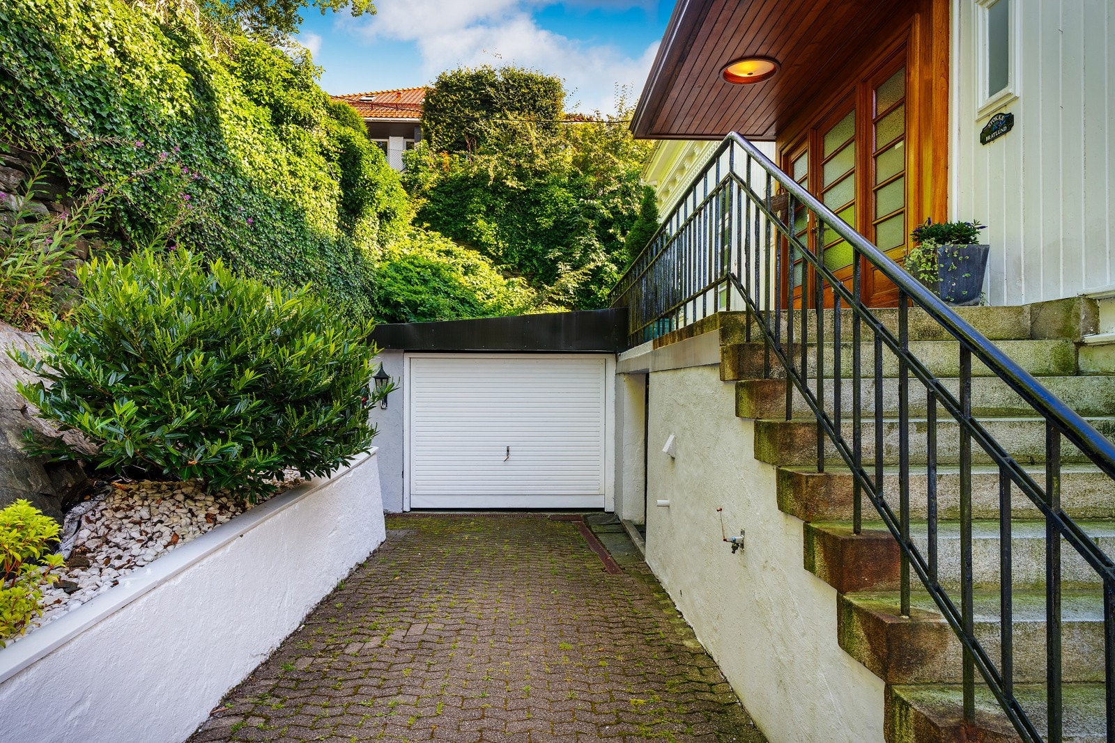 - I tillegg medfølger en garasje på ca. 18 m² -