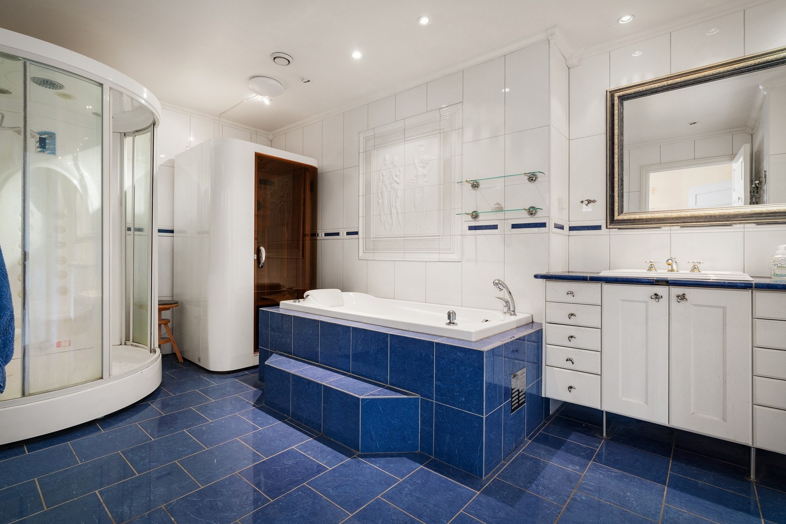 - Hovedsoverommet har et svært romslig privat bad -