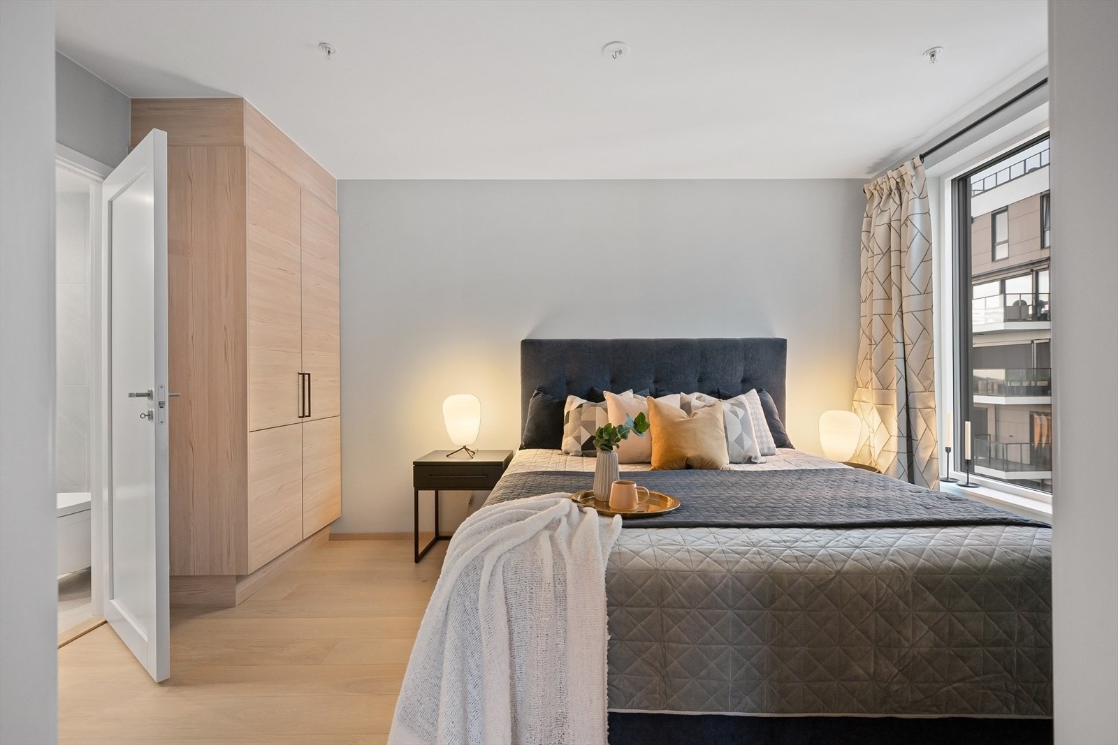 Hovedsoverommet er romslig med plass til stor dobbeltseng og god med oppbevaringsplass i innebygde garderober. Galleribilde