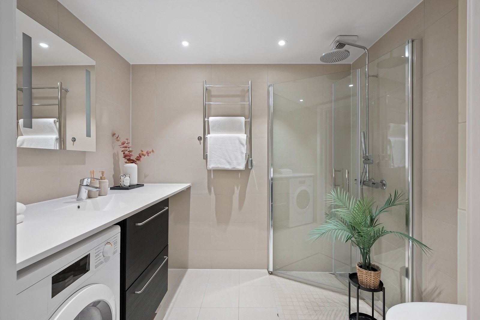 Bad 2 fra 2022 med nedsenket dusjhørne med dører i herdet glass. Adkomst fra entré/gang. Galleribilde