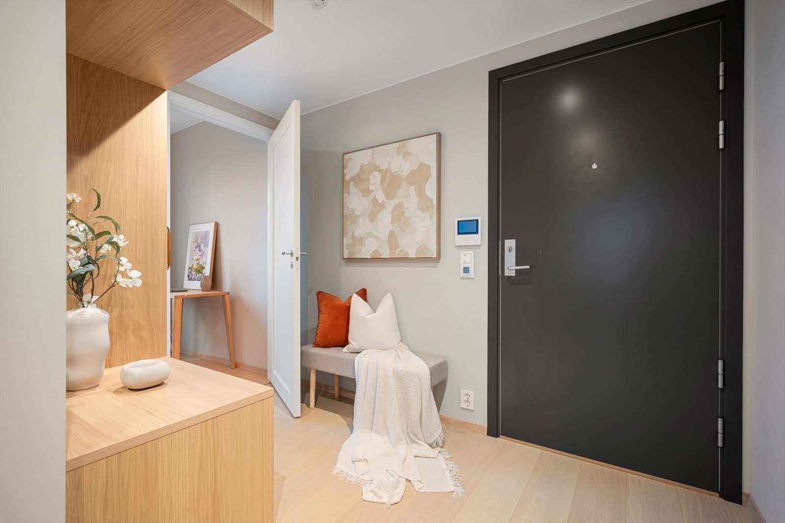 Innbydende og lys entré med plass til garderobeløsning. Galleribilde