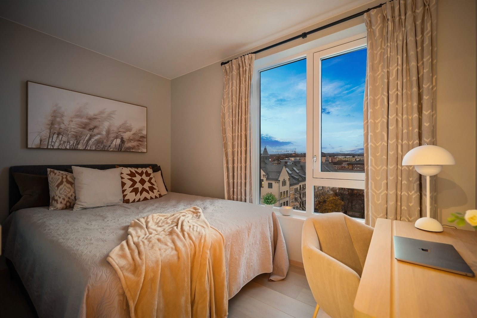 Soverom 2 av god størrelse med plass til dobbeltseng med tilhørende møblement. Galleribilde