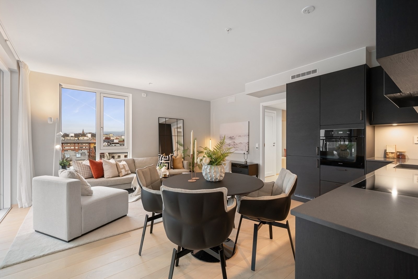 Stuen/kjøkkenet fremstår svært innbydende - perfekt for hyggelige kvelder med familie og venner. Galleribilde