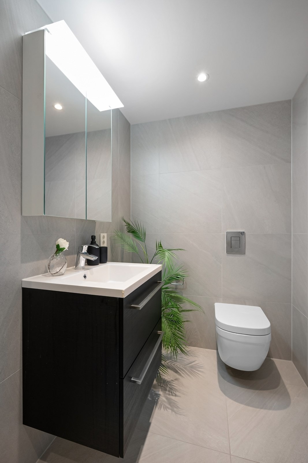 Bad fra 2022 med nedsenket dusjhørne med dører i herdet glass. Adkomst fra hovedsoverom. Galleribilde