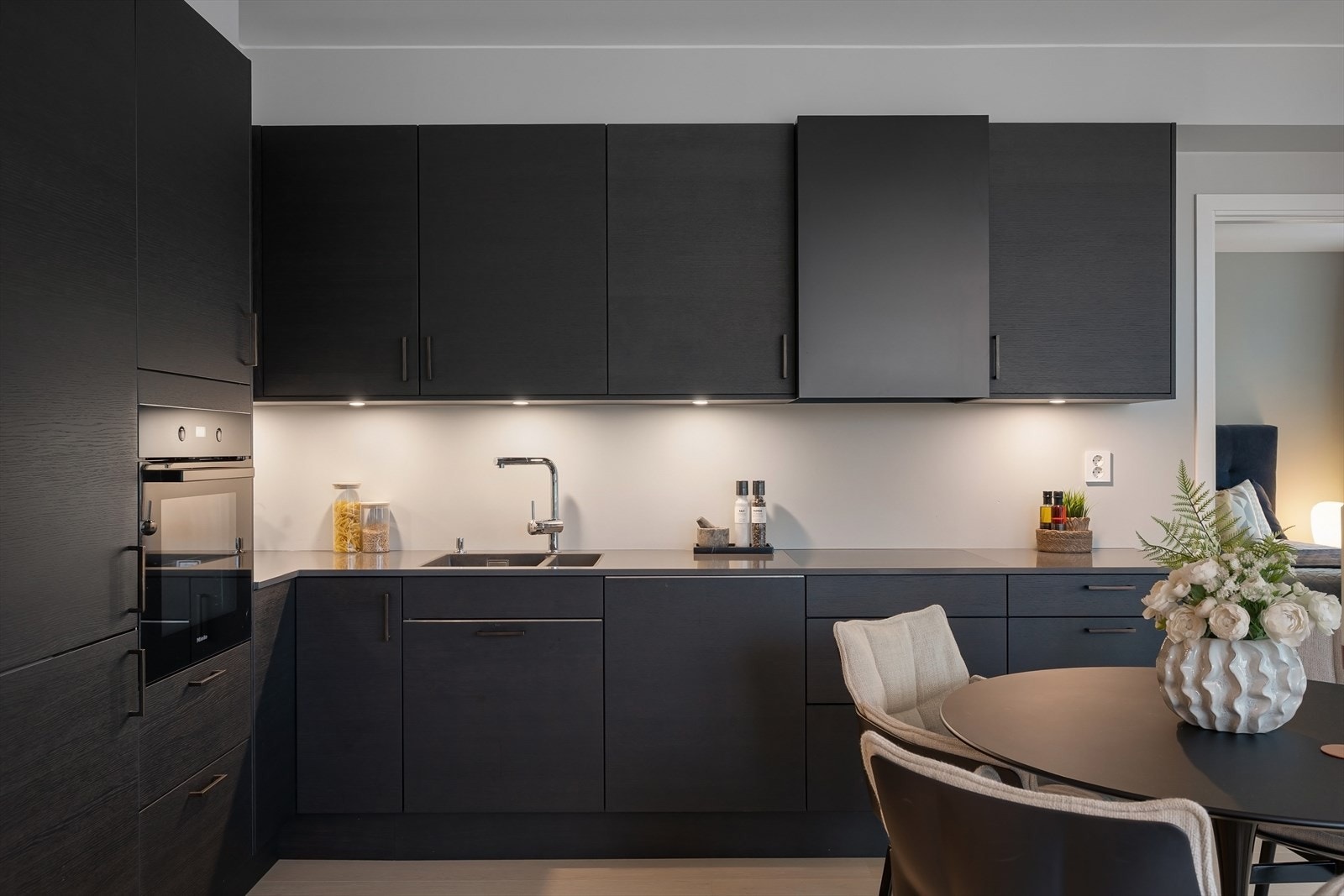 Integrert i kjøkkeninnredningen er platetopp, stekeovn, oppvaskmaskin og kjøl/frys. Galleribilde