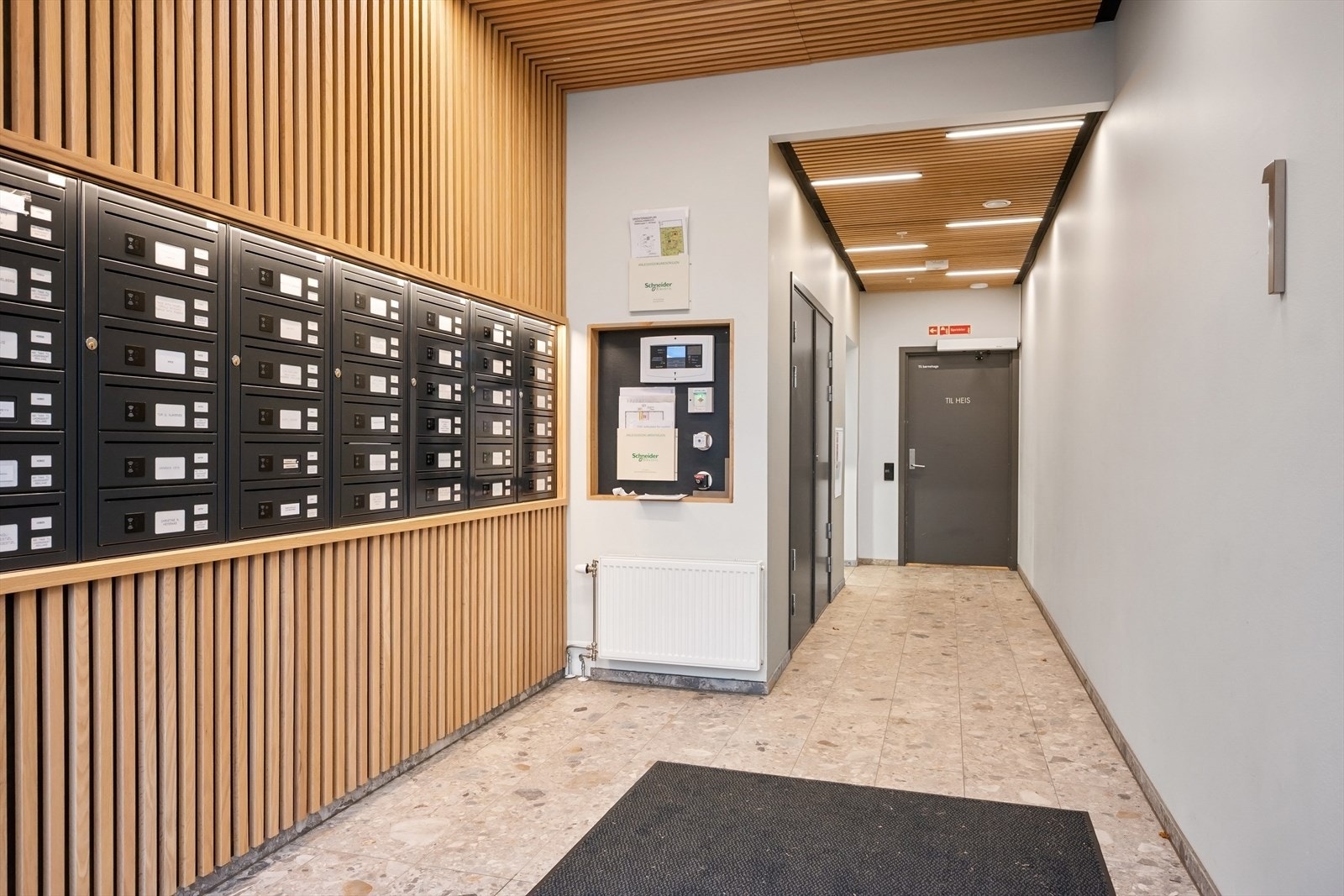 Lyst og romslig inngangsparti i bygget med trappefri adkomst til leiligheten og kjeller. Galleribilde