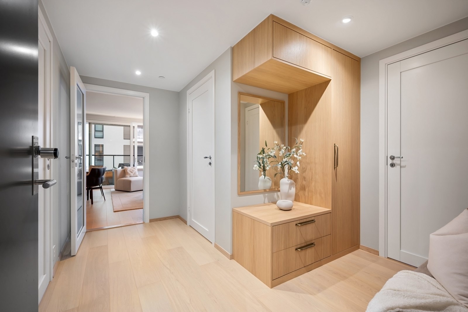 Lekker 1-stavs eikeparkett strekker seg gjennom leiligheten. Galleribilde