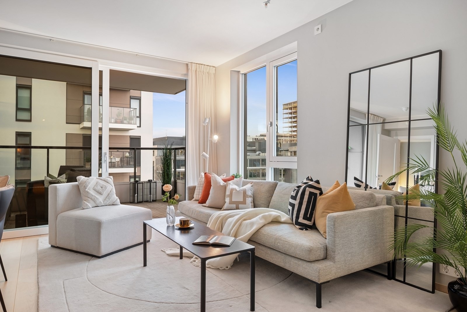 Her oppleves det lyst og luftig, med store vindusflater som slipper inn rikelig med naturlig lys. Galleribilde