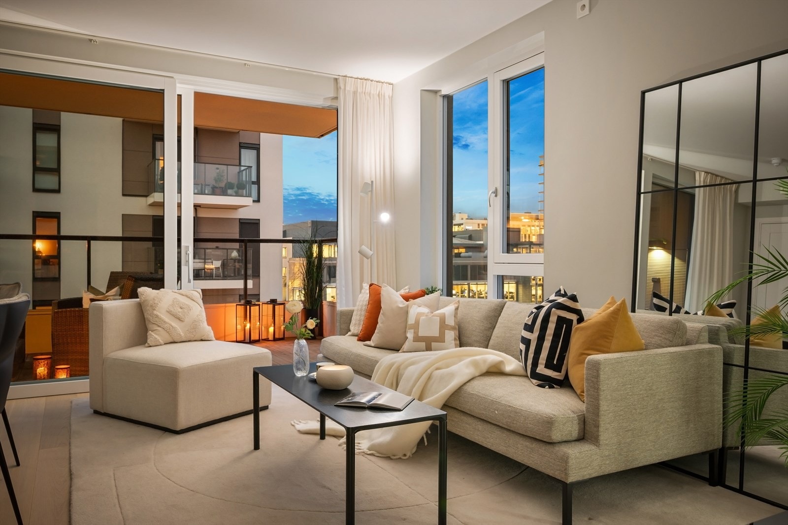 En lekker og usjenert 3-roms hjørneleilighet i 9. etasje med svært attraktiv beliggenhet inn mot fonteneplassen. Galleribilde