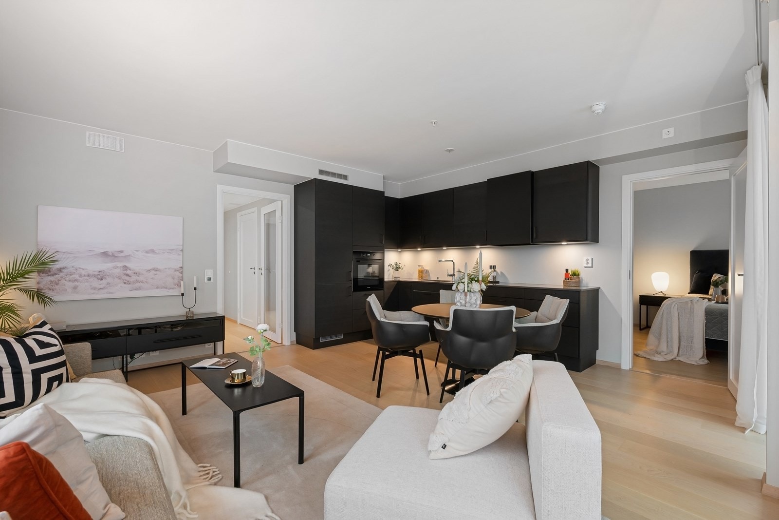 Åpen stue og kjøkkenløsning gir en romslig og sosial følelse. Galleribilde