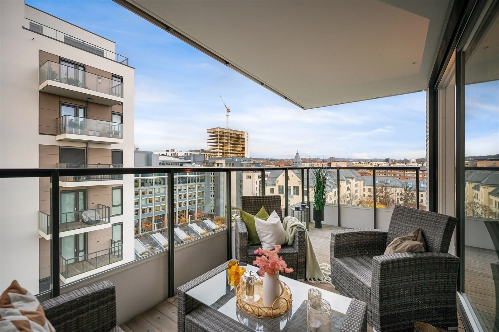 Utgang til stor balkong på 11,2 kvm fra stuen. Her får du ettermiddagssol på sommeren. Galleribilde