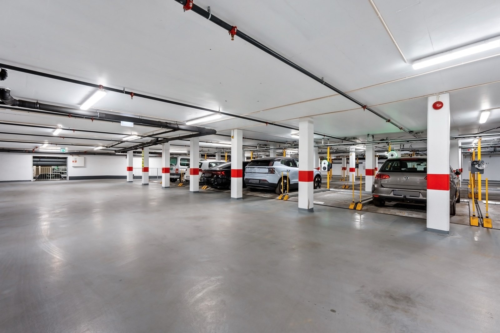 Selger eier en garasjeplass i byggets garasjekjeller. Denne kan kjøpes separat. Galleribilde