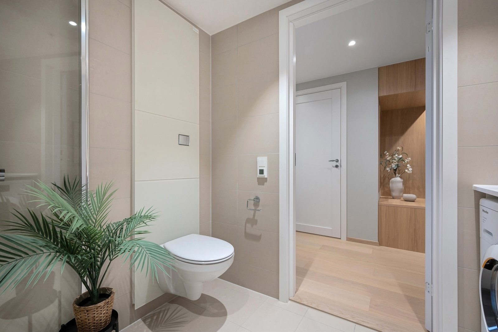 Vegger og gulv er flislagt med lyse og delikate fliser. Det er lagt varmekabler i gulv. Galleribilde