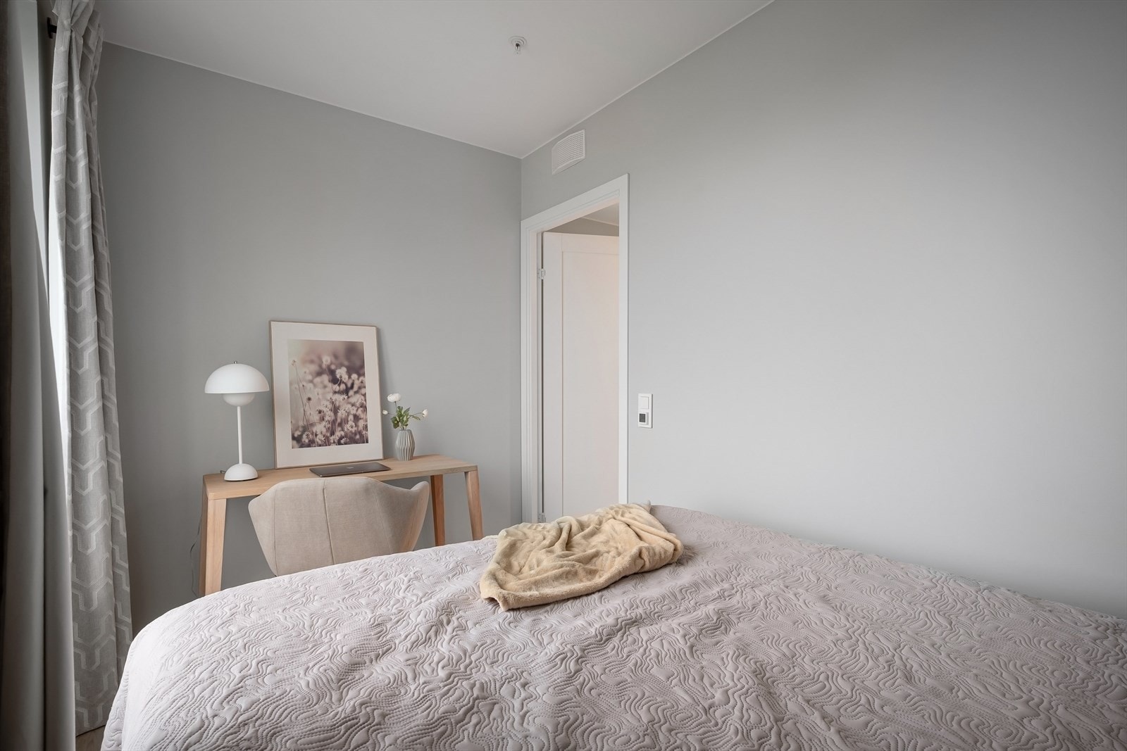 Adkomst til soverom fra entré. Galleribilde