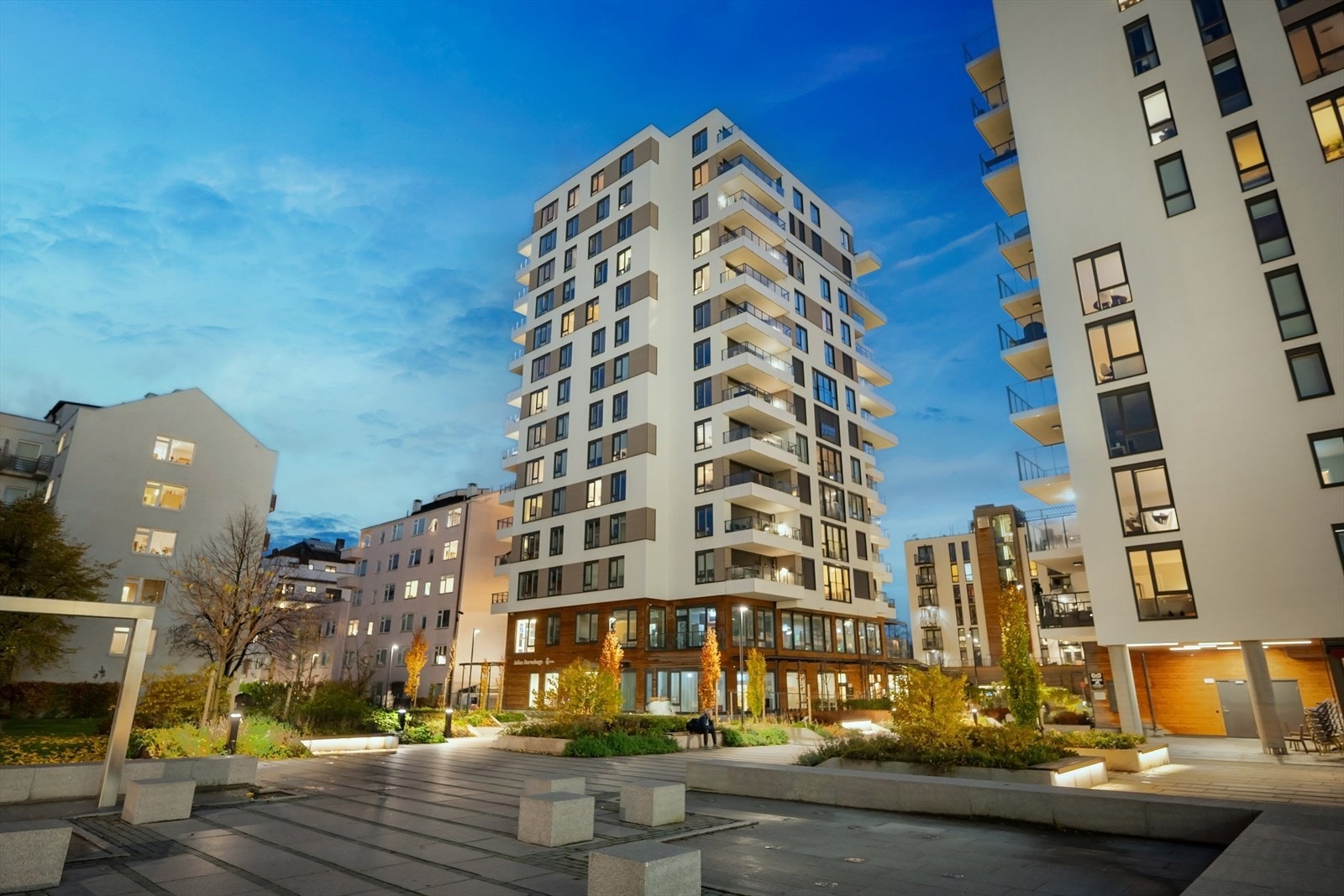 Leiligheten er beliggende i 9. etasje med heis. Området rundt består av pene og klassiske bygårder, butikker, kaféer, restauranter, barer, nattliv og nisjeforretninger, alt innen gangavstand. Galleribilde