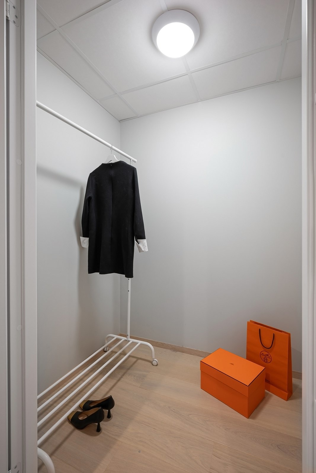 Praktisk bod/garderobe med adkomst fra entré/gang. Galleribilde