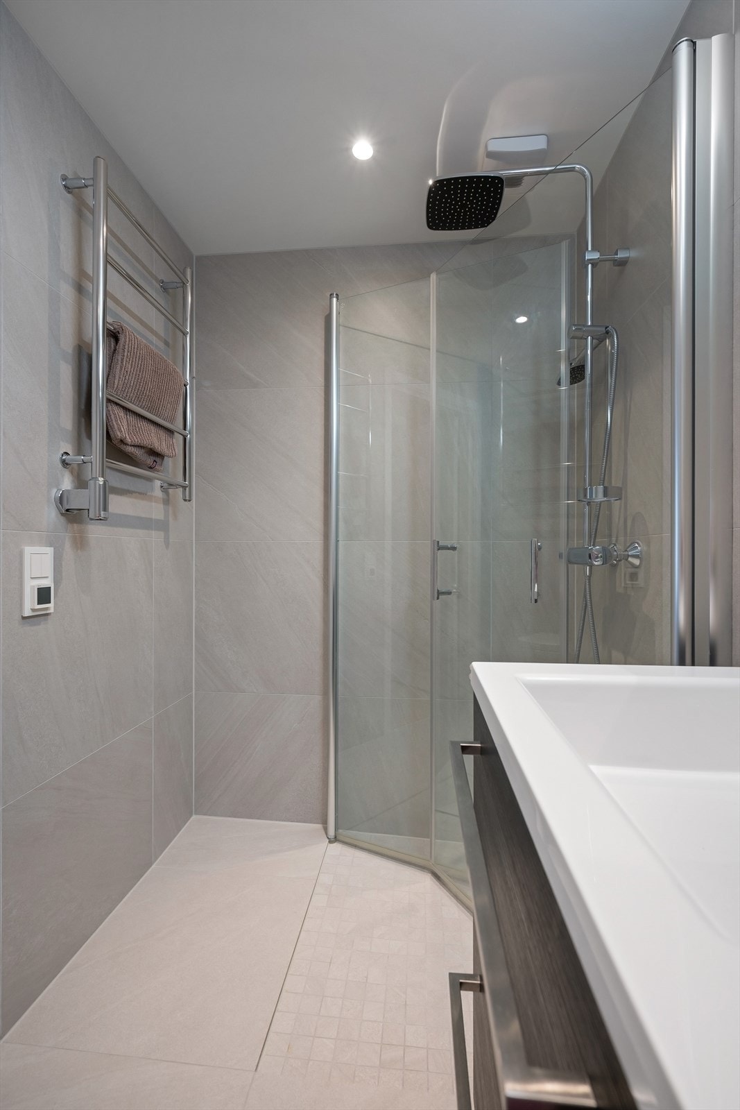 Flislagte vegger og flislagt gulv med varmekabler. Dusjsone med regn og hånddusj. Galleribilde