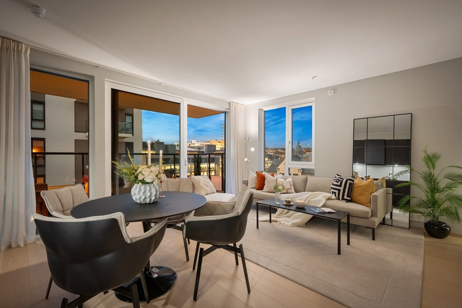 Stuen er romslig med god plass til både sofagruppe og spisebord. Galleribilde