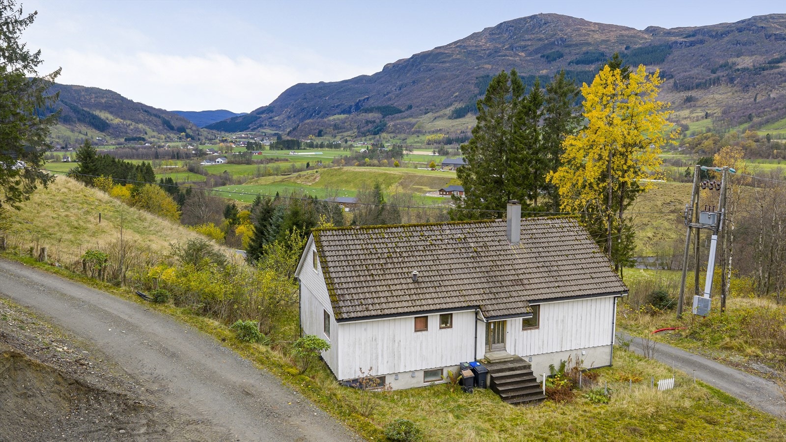 Velkommen til vakre Vikedal og Fjellgardsvegen 381! Dette er en landlig og usjenert beliggende eiendom og med flott utsikt mot området. Galleribilde