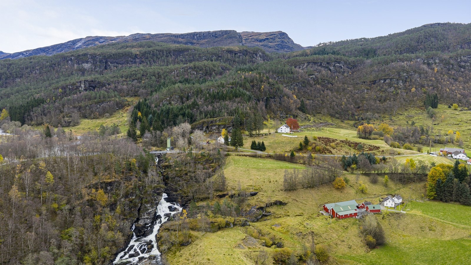 Vikedal byr på variert terreng med fjell, skog, vann og fjord. Her er mange flotte turløyper/-destinasjoner og mulighet for et rikt friluftsliv, for de som ønsker det. Galleribilde