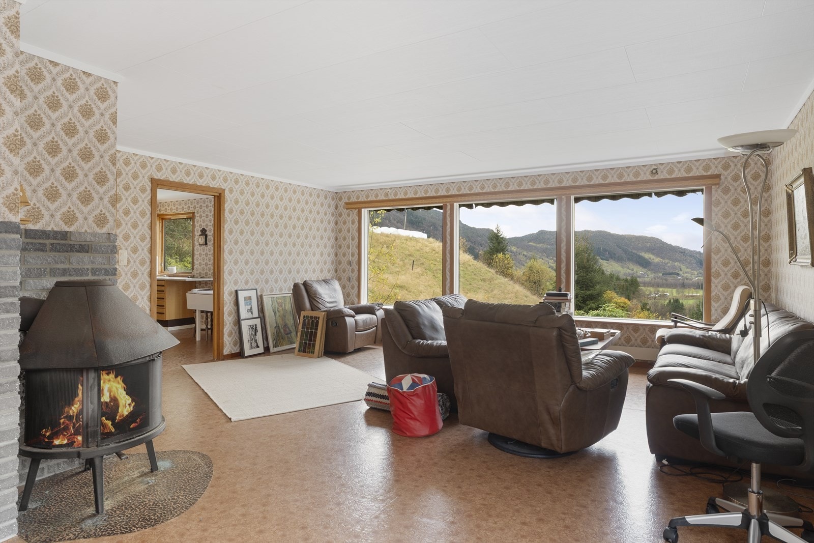 Stue i 1. etasje med peisovn. Galleribilde