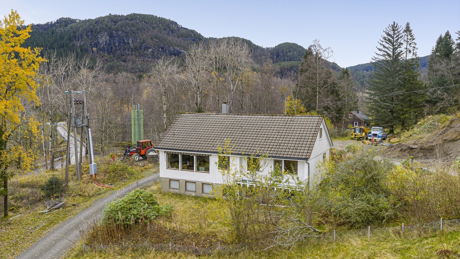 Eiendommen er tilknyttet privat stikkvei frem til kommunal vei. Stikkveien deles med naboeiendommen - Fjellgardsvegen 381. Galleribilde