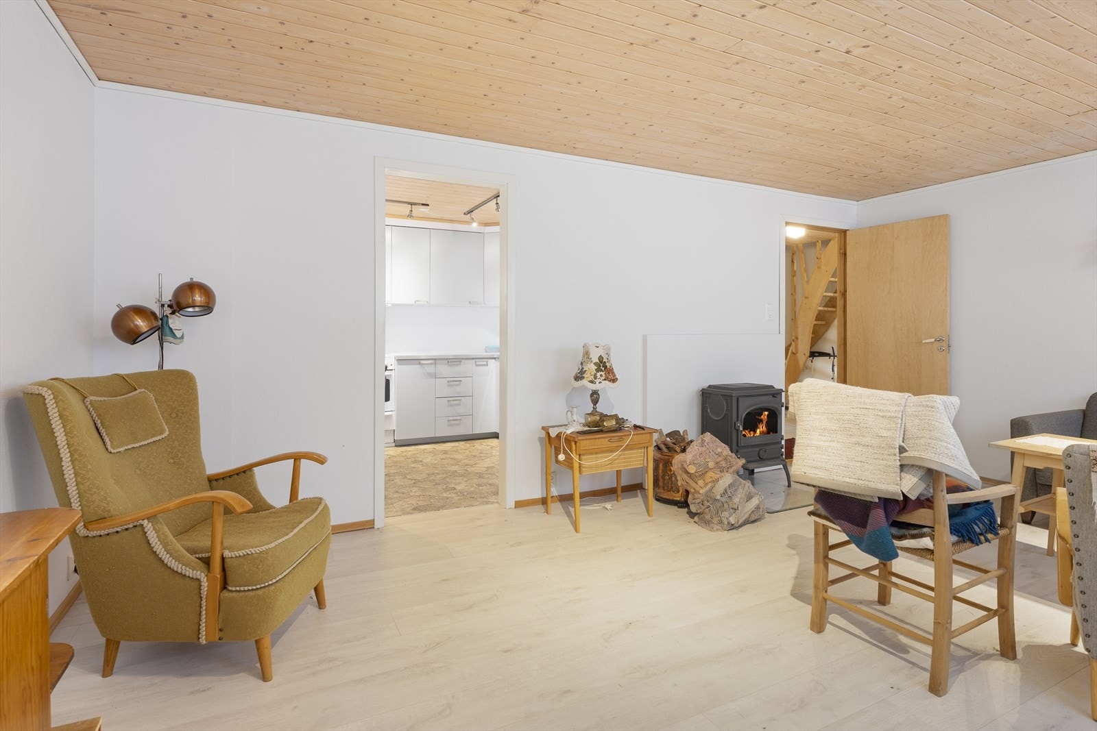 Kjelleretasje. Rom i kjeller, innredet som hhv stue, kjøkken og to soverom, er ikke godkjent for varig opphold. Galleribilde