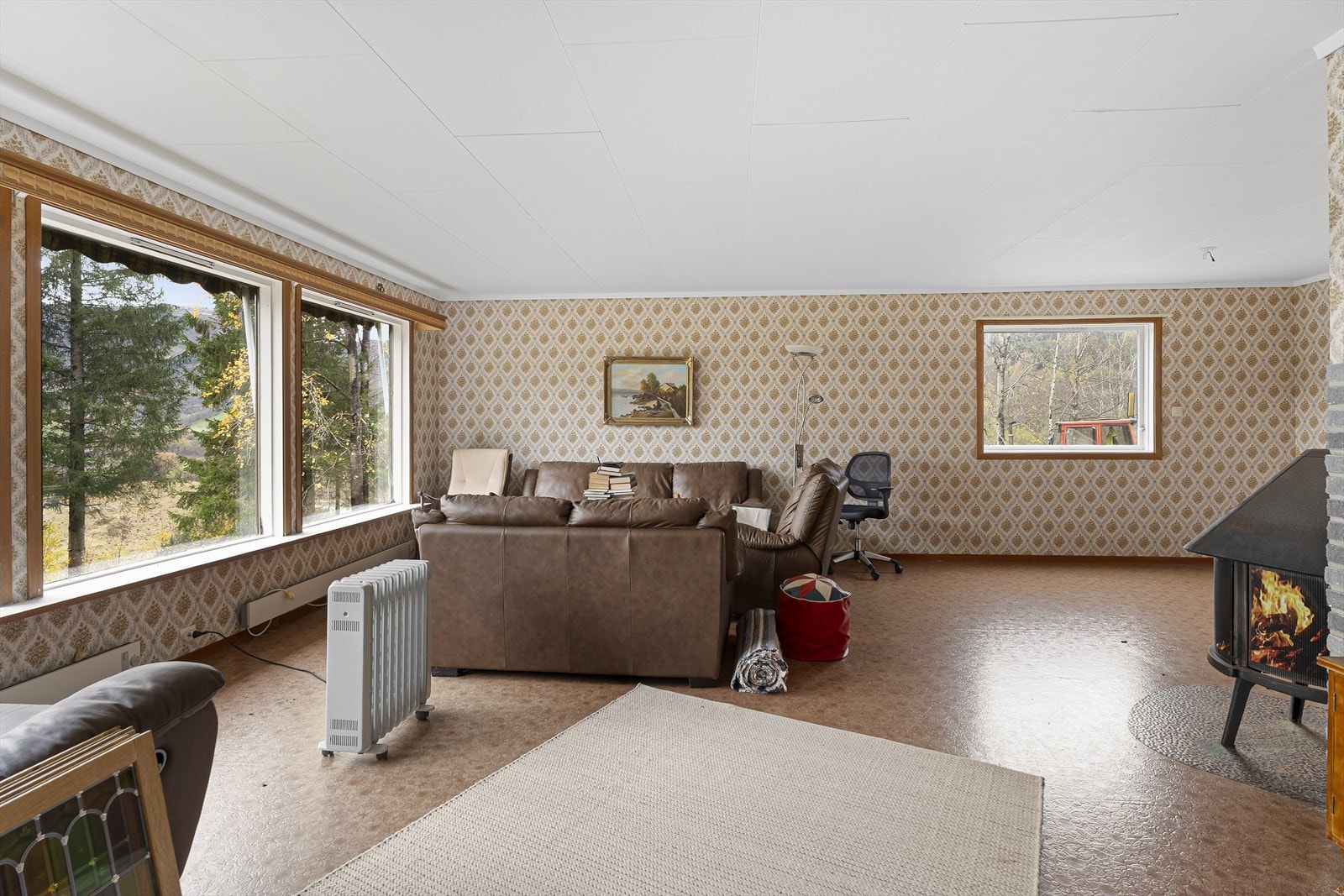 Eneboligen har en praktisk og innholdsrik planløsning. Det må påregnes en del oppgraderinger og renoveringsarbeider, både utvendig og innvendig. Galleribilde