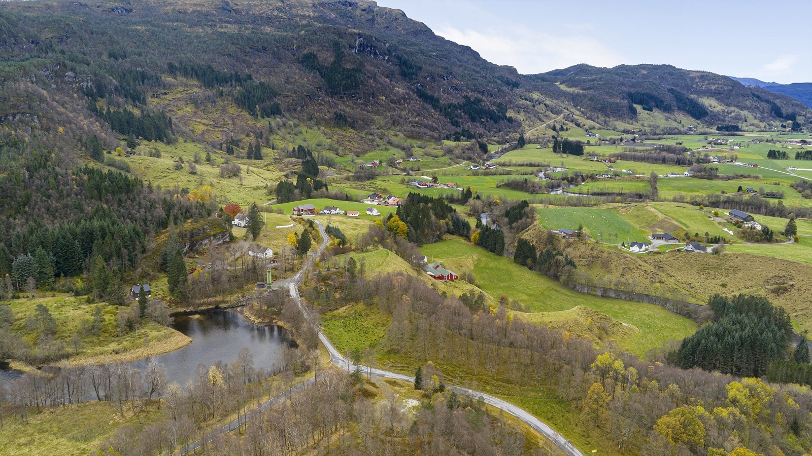 Det er flott å sykle fra eiendommen og ned til Vikedal sentrum, langs elva. Øverst i dalen ligger Fjellgardsvatnet - Den største innsjøen i Vikedalsvassdraget. Galleribilde
