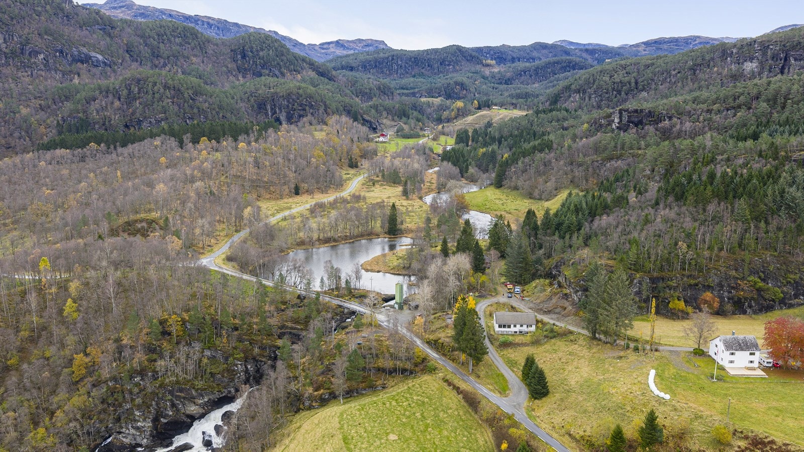 Bebyggelsen i området er spredt og består i hovedsak av boliger og småbruk/gårder. Like i nærheten renner Vikedalselva og Lokafossen. Eiendommen ligger i blindvei. Ca 10 min med bil ned til Vikedal sentrum. Galleribilde