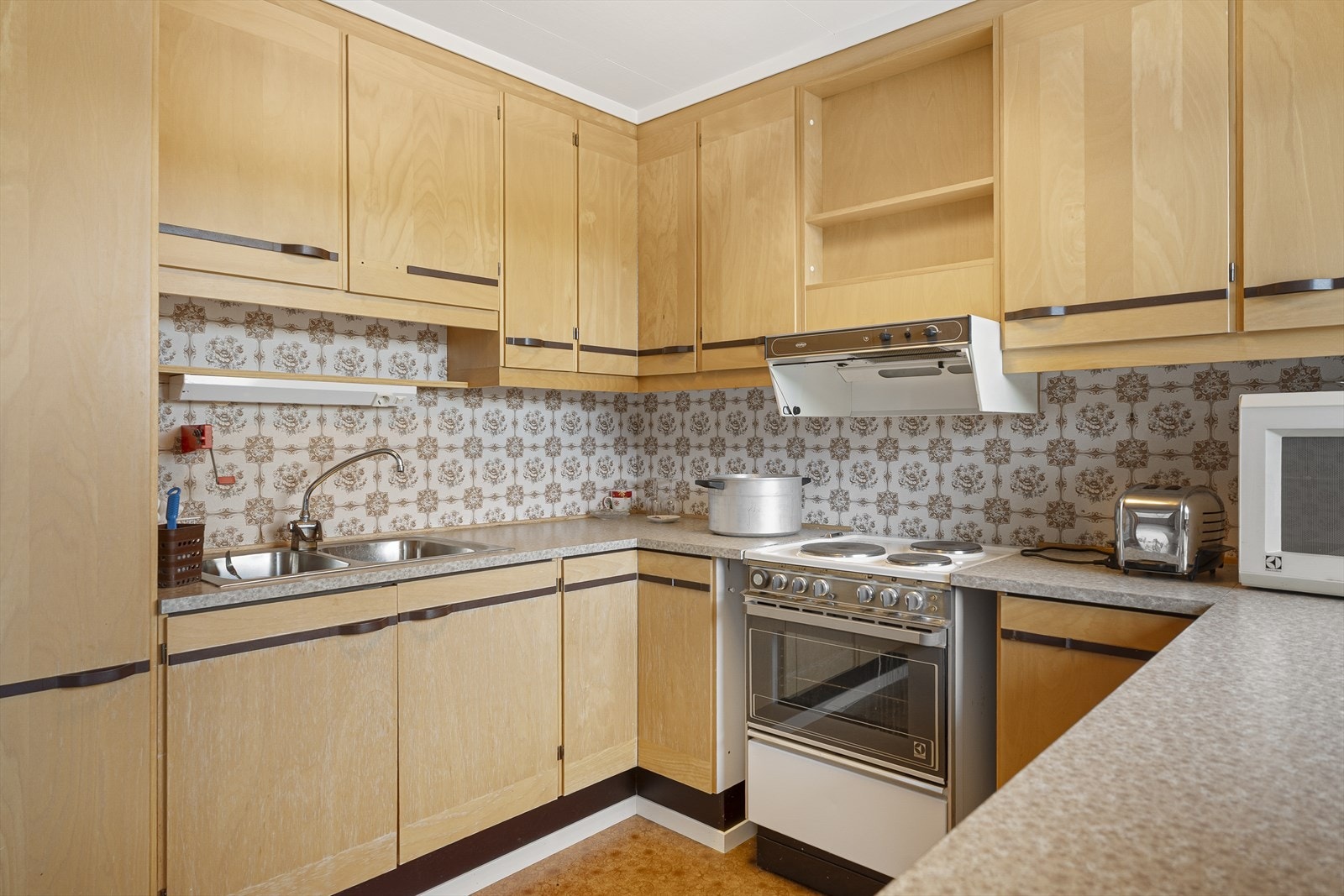 Kjøkkeninnredning med glatte fronter. Benkeplate i laminert spon. Galleribilde