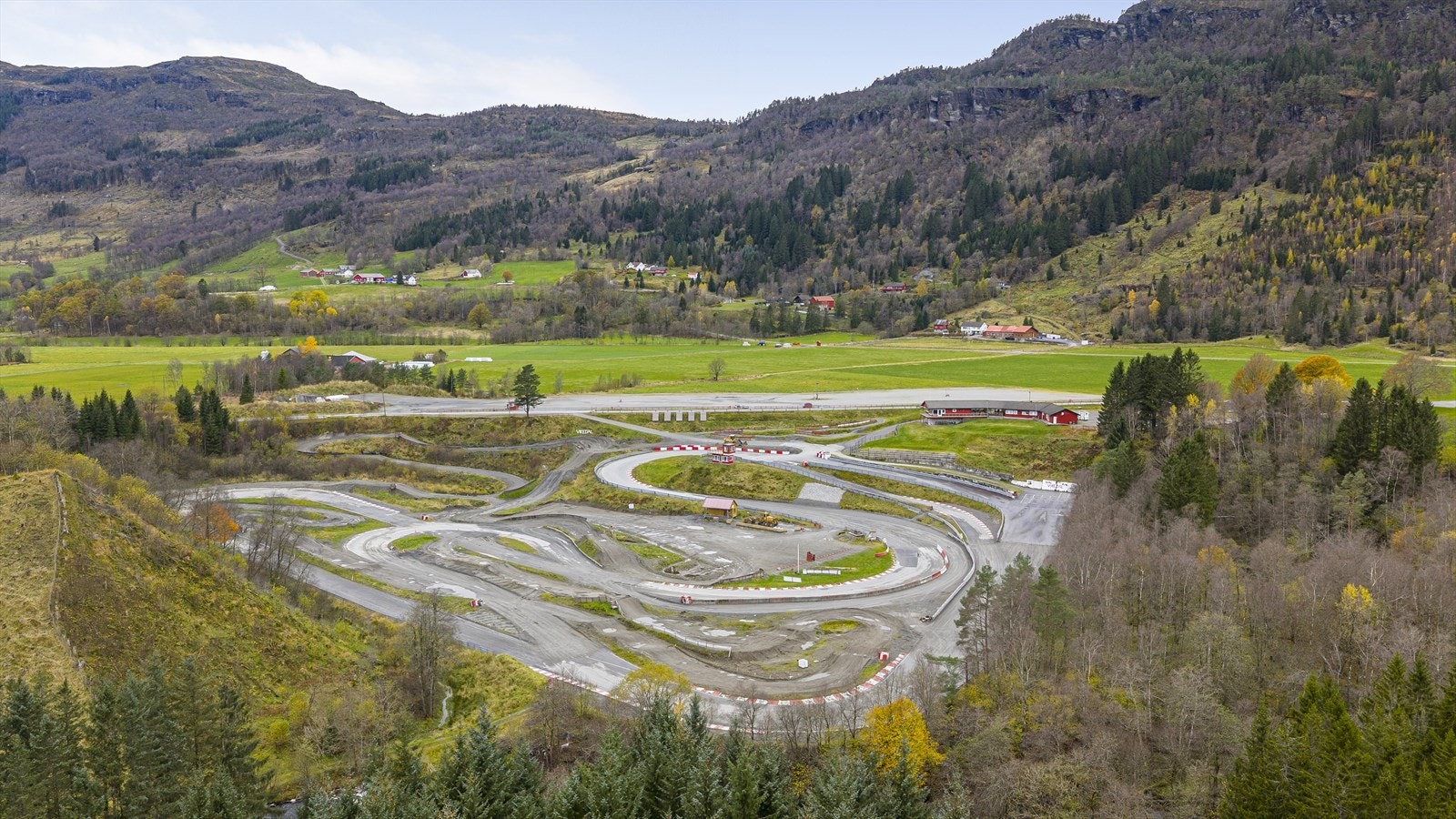 Vikedal motorbane ligger ca 400 meter fra eiendommen i luftlinje. Det må påregnes støy fra banen når denne er i bruk. Det ligger også en skytebane i området, ca 2 km fra eiendommen i luftlinje. Galleribilde
