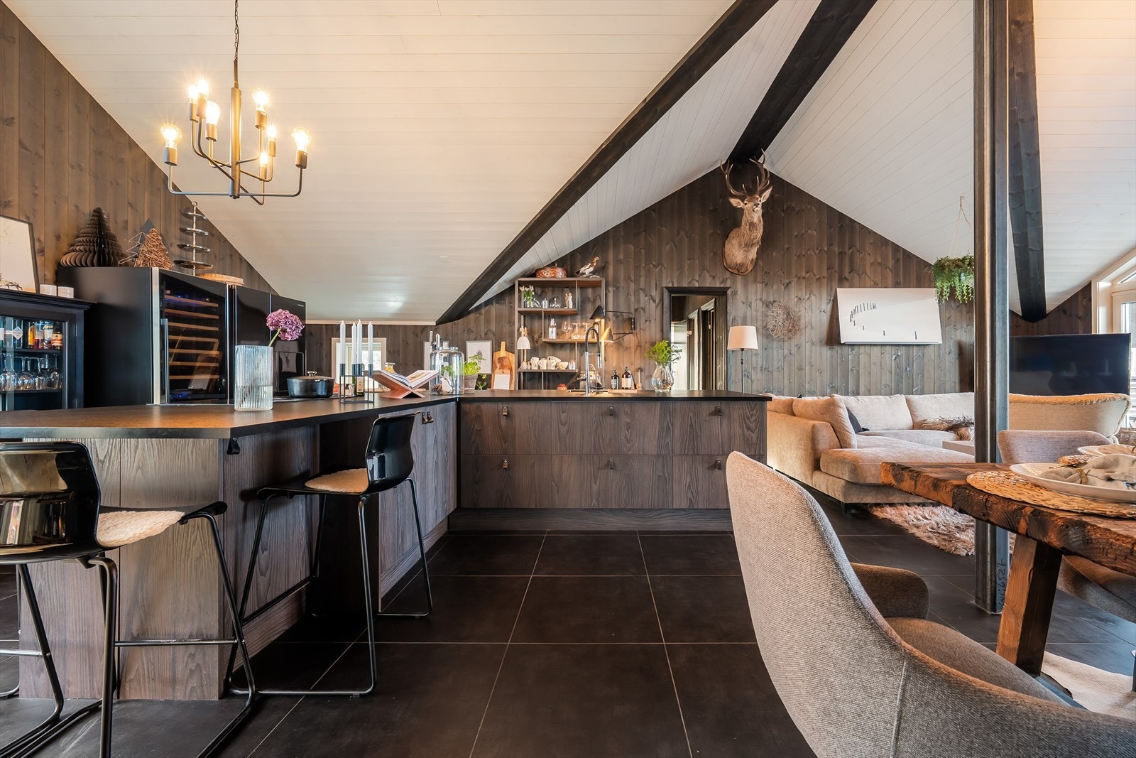 Meget godt med benkeplass på kjøkken. Galleribilde