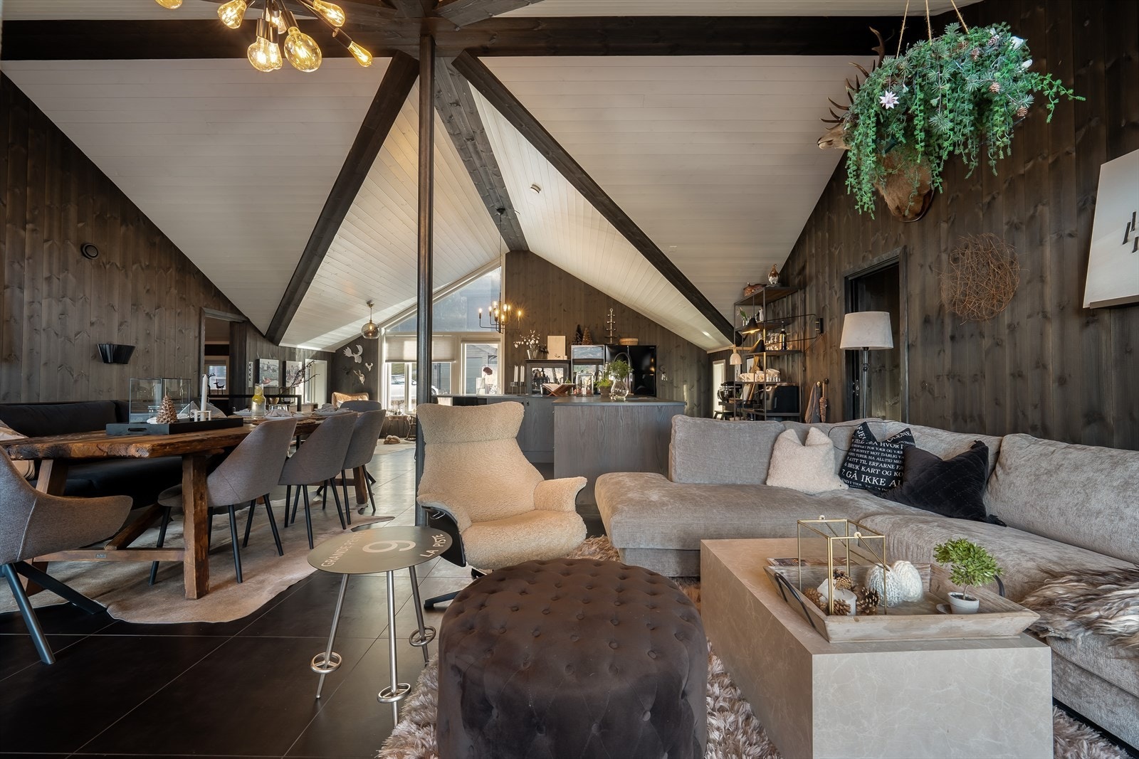 Meget raus takhøyde og spill i tak. Galleribilde