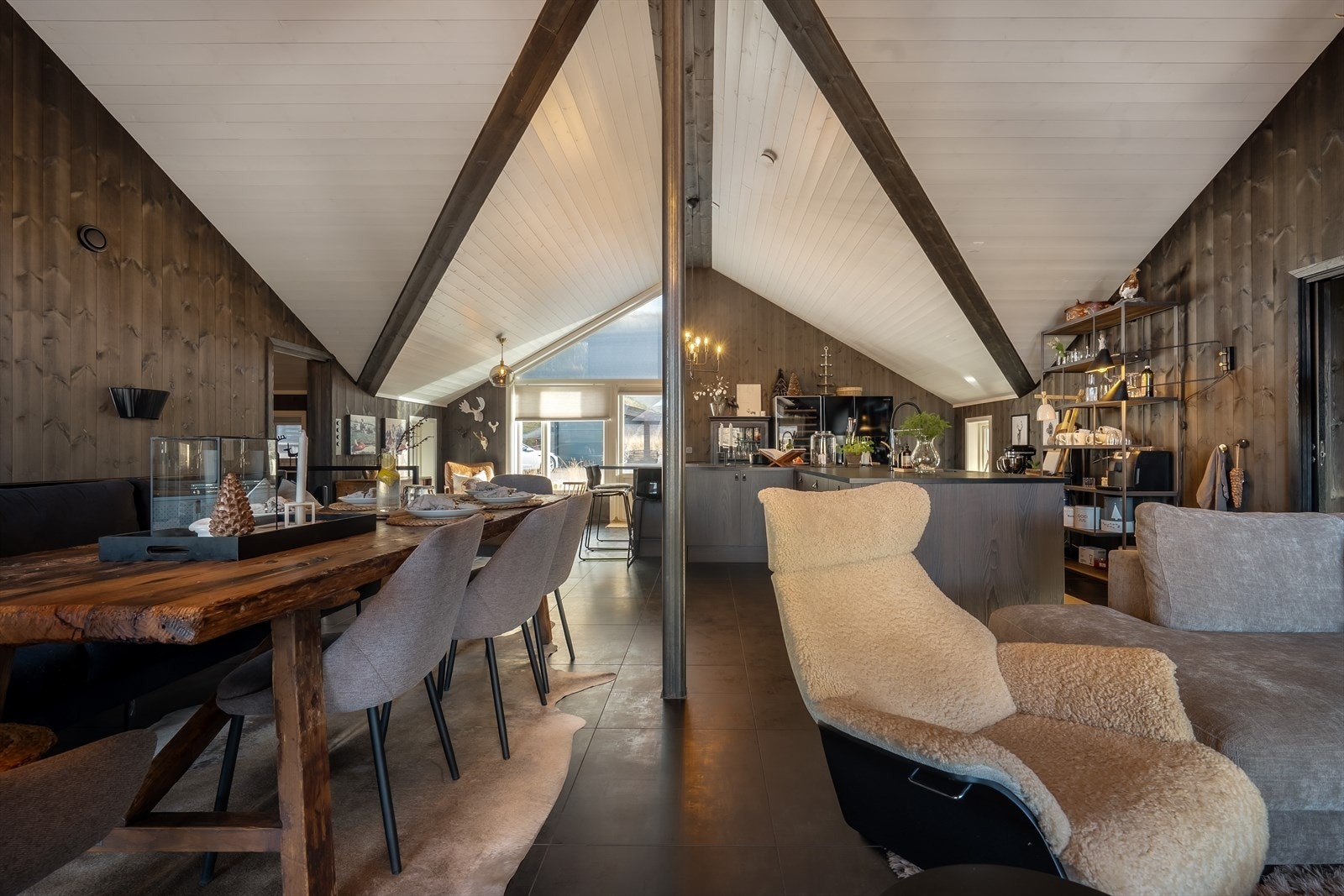 God plass til både spisebord og sofagruppe. Galleribilde