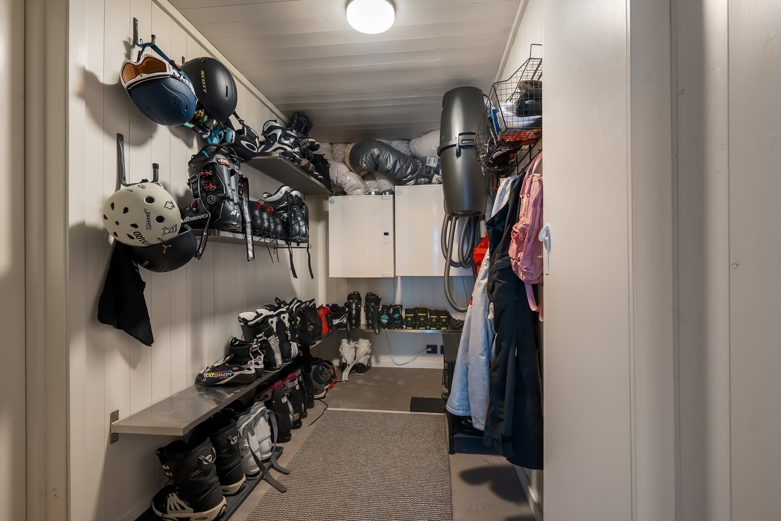 Bod i underetasjen til utstyr. Galleribilde